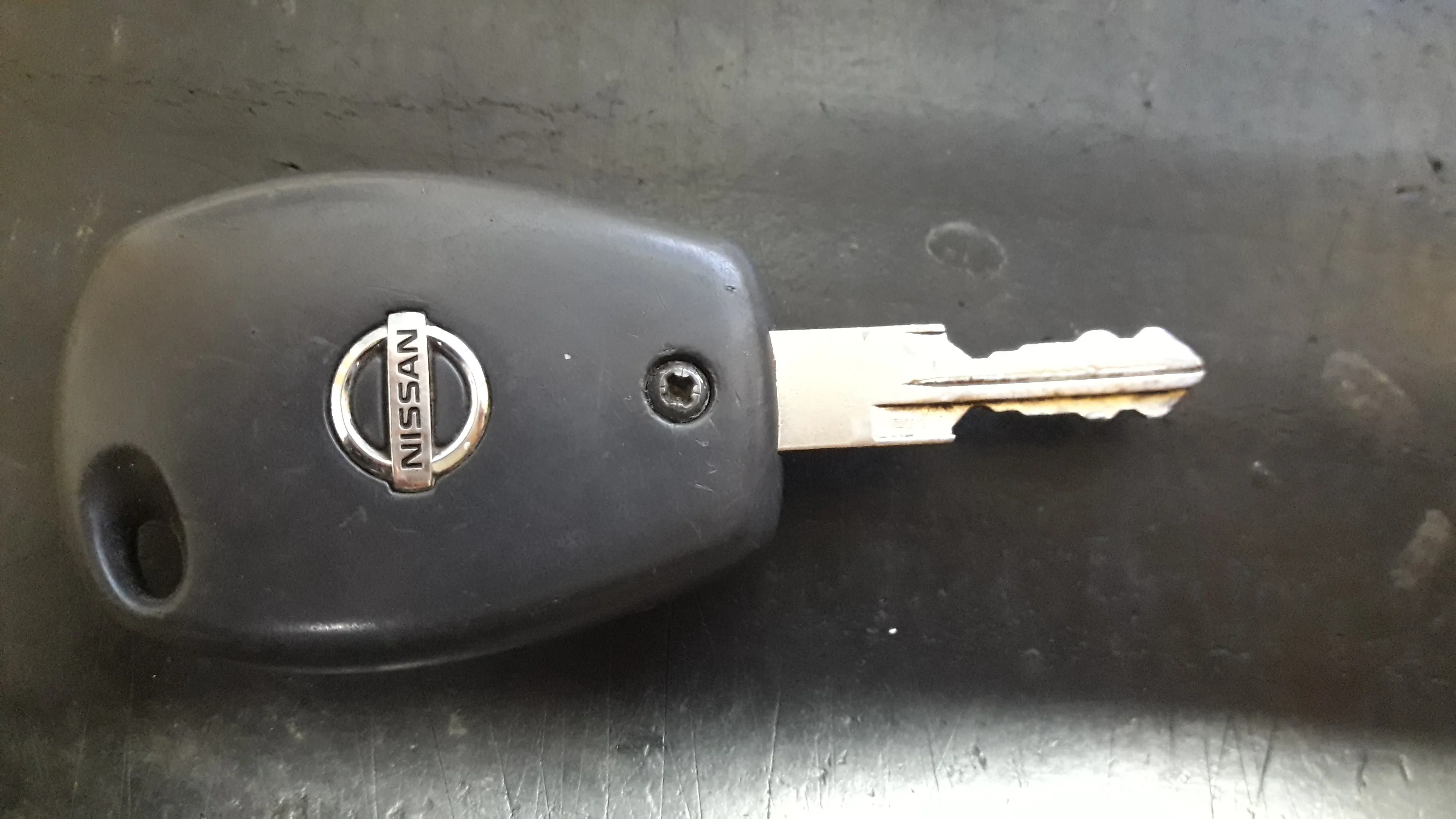 Транспондерный ключ Nissan крупным планом — Омкей