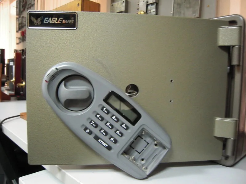Сейф Eagle Safes с открытой панелью в мастерской — Омкей