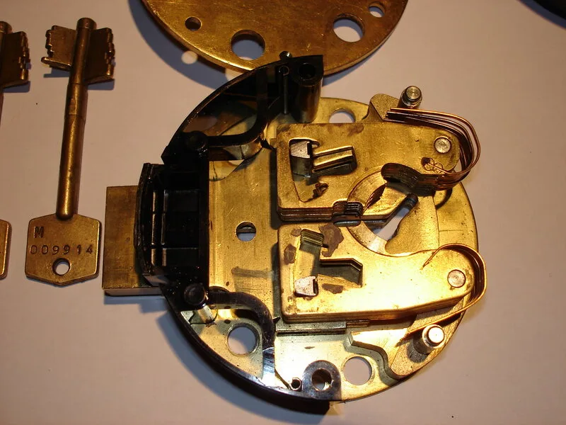 Замок Mersey Lock разобран — рычаги и пружины — Омкей