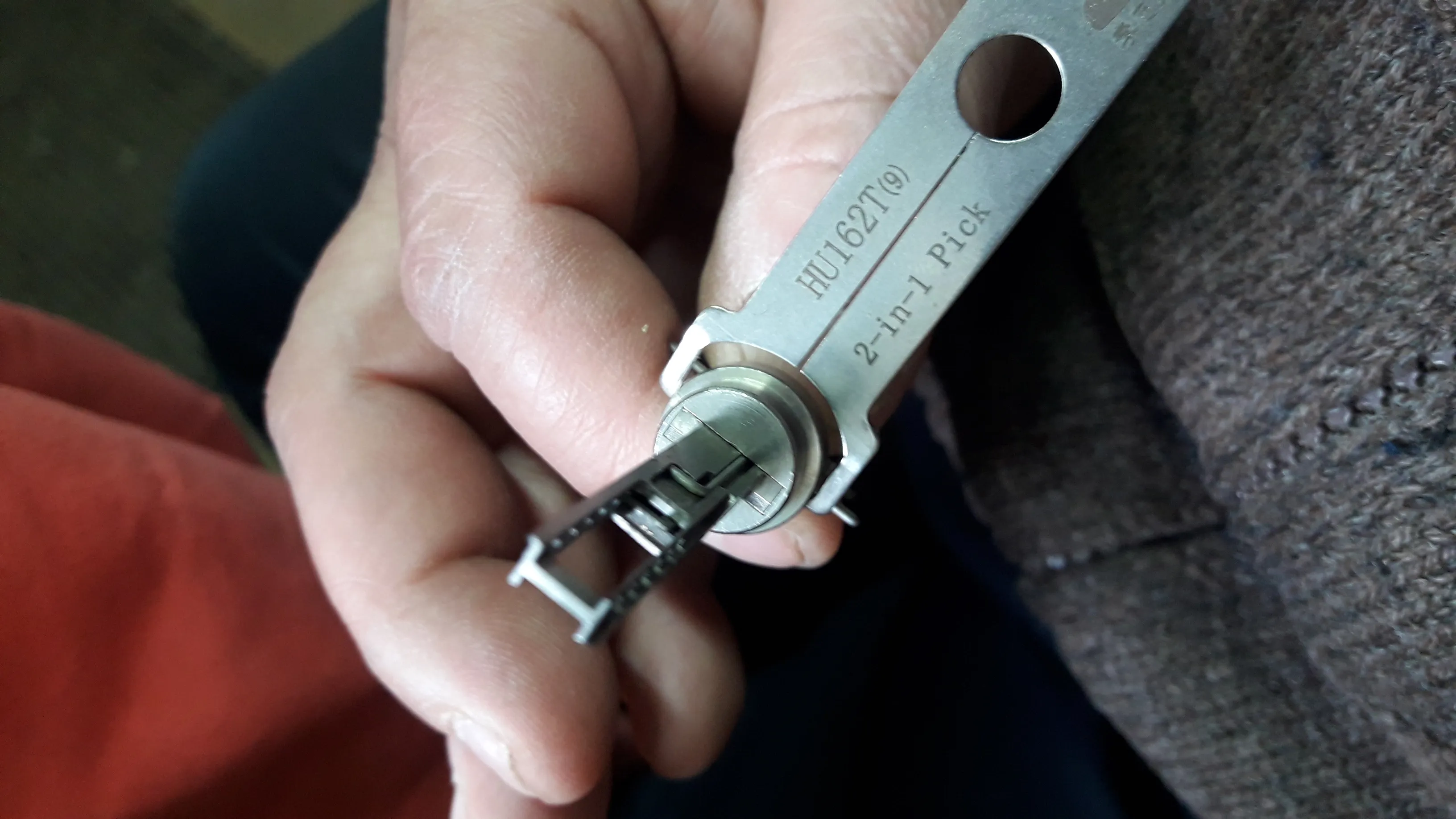 Отмычка Lishi HU162T в цилиндре в руке — Омкей