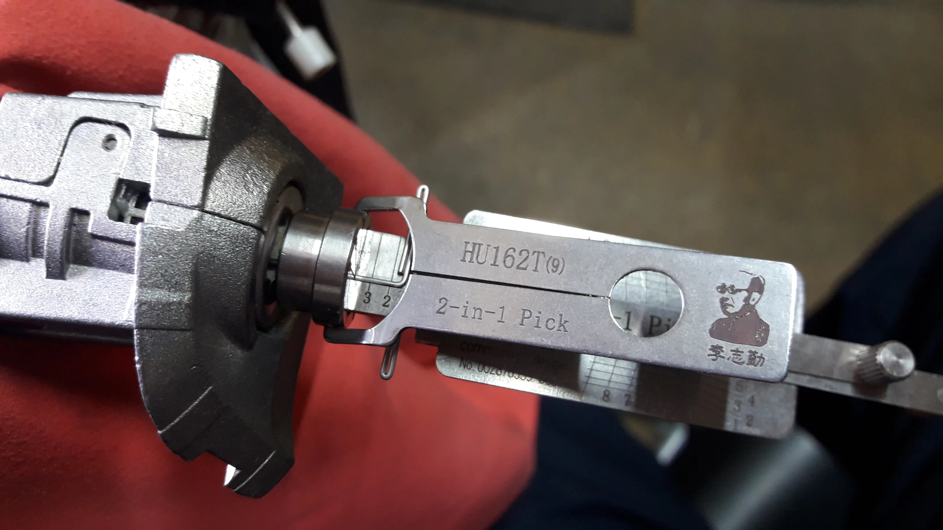 Отмычка Lishi HU162T в цилиндре — красный фон — Омкей